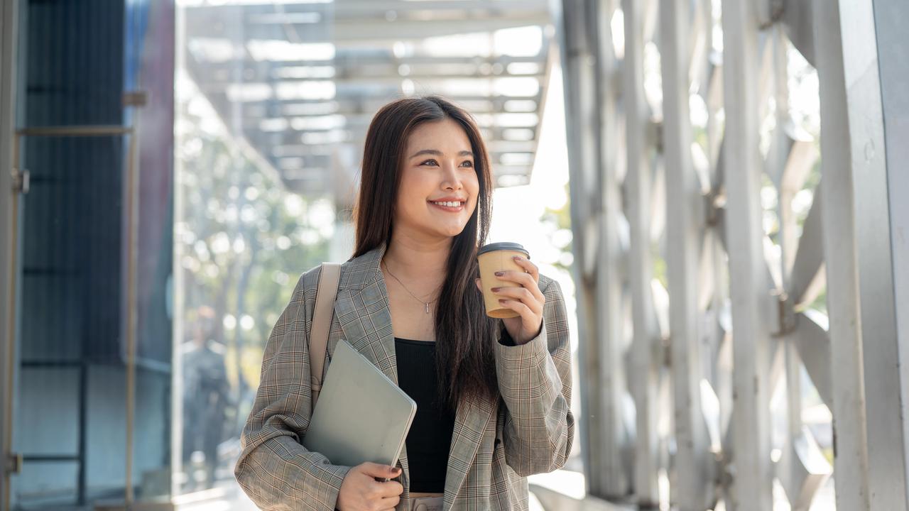 Biar Tetap Fresh dari Pagi hingga Malam, Ini Beauty Essentials yang Wajib Masuk Tas