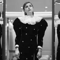Emma Corrin, amalkan gaun rancangan Miu Miu yang ia kenakan di Golden Globe./ Instagram @emmalouisecorrin