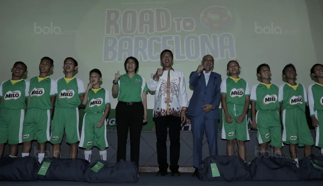 Menpora, Imam Nahrawi didampingi Direktur Nestle Indonesia, Dhamesh Gordhon dan 10 pesepak bola muda foto bersama di kantor Kemenpora, Jakarta, Senin (14/8/2017). Menpora melepas 10 siswa SD untuk berlatih ke Barcelona. (Bola.com/M Iqbal Ichsan)