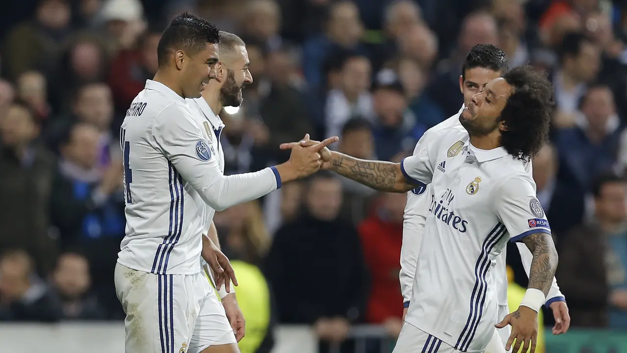 Gelandang bertahan Real Madrid Casemiro (kiri) merayakan gol ke gawang Napoli pada leg pertama babak 16 besar Liga Champions. Real Madrid menang 3-1 di Estadio Santiago Bernabeu, Kamis (16/2/2017) dinihari WIB. 