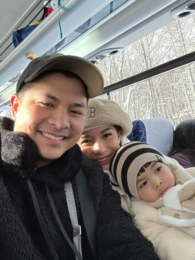 8 Potret Liburan Keluarga Chelsea Olivia ke Hokkaido, Seru Main Salju Bareng Anak