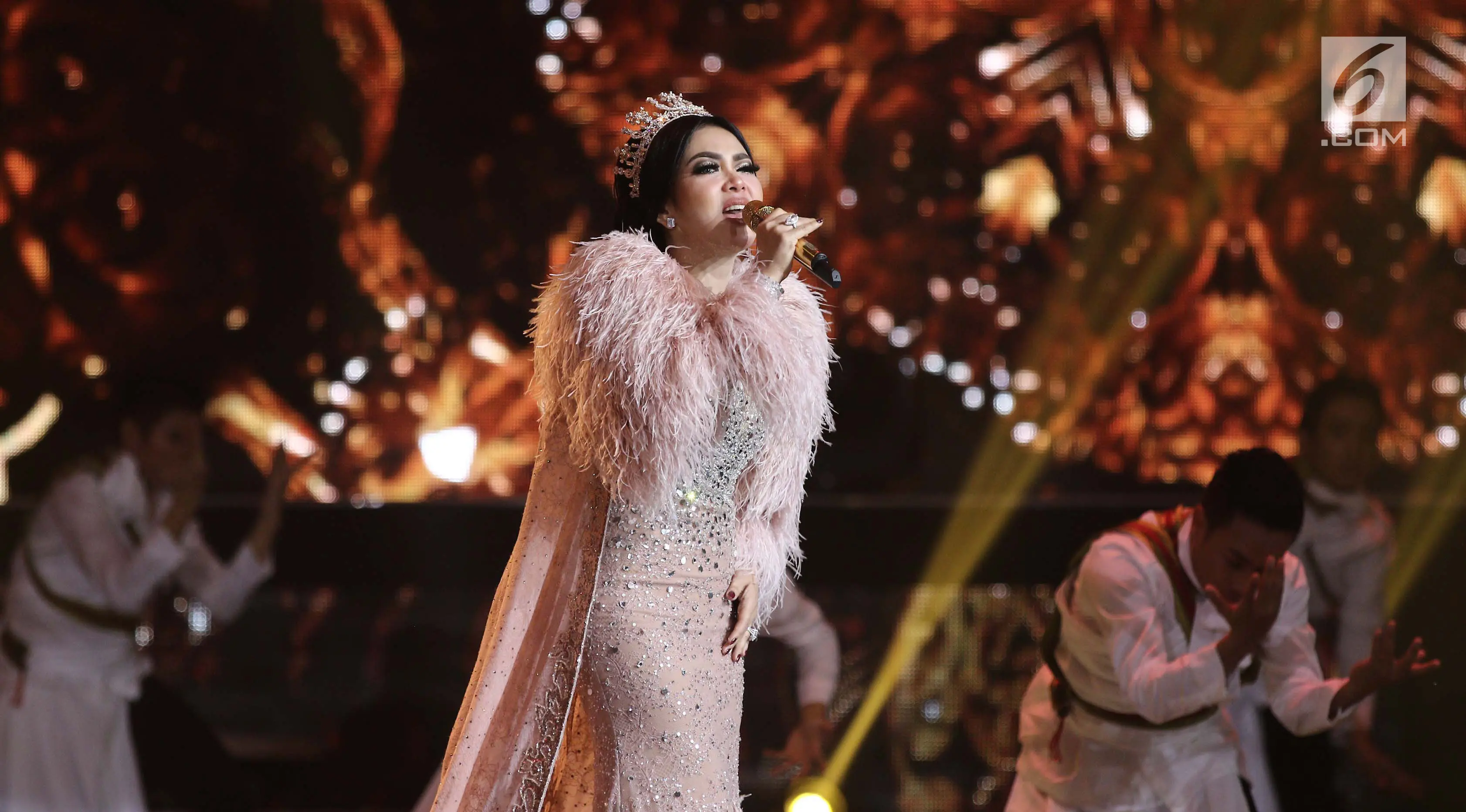  Penyanyi Syahrini saat tampil membawakan singel terbarunya dengan judul "ada wanita lain" pada malam puncak HUT ke-27 SCTV di Hall D, Jiexpo Kemayoran, Jakarta, Kamis (24/8). (Liputan6.com/Herman Zakharia)