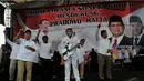 Bersama para pengurus partai Koalisi Merah Putih, Hatta berjoget sambil acungkan jari telunjuk simbol angka satu di Stadion Maulana Yusuf, Banten, Kamis (5/6/2014) (Liputan6.com/Johan Tallo).