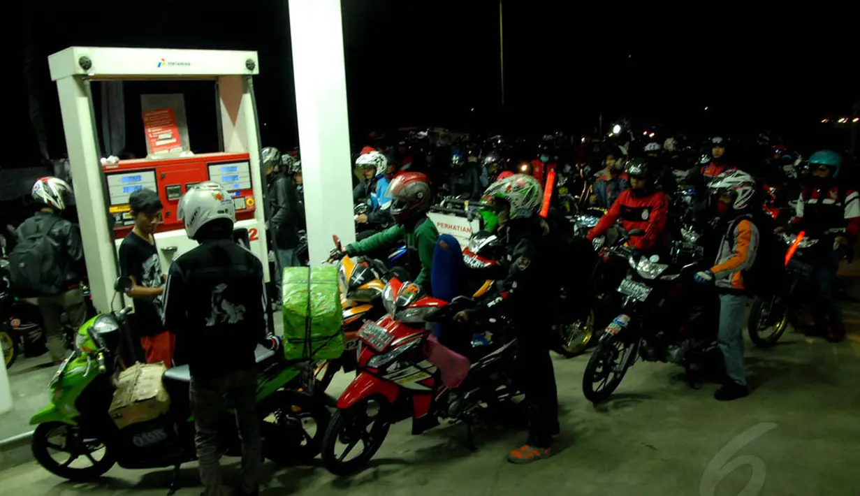 Antrean di salah satu pom bensin kawasan Karawang ini bisa mencapai 1 hingga 2 kilometer, Jumat (25/7/14). (Liputan6.com/Miftahul Hayat)