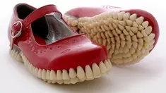 Kini, sepatu tidak sekedar menjadi kebutuhan pelengkap fashion. Banyak sepatu unik dengan harga yang tidak biasa ditawarkan dengan jaminan prestis pada pemakainya. Salah satu contoh, sepatu dengan implan gigi ini, 