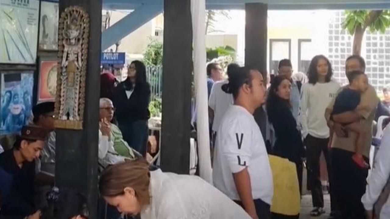 Potret Suasana Duka di Markas Slankers di Potlot, Bimbim Slank  Tegar Panggul Keranda Bunda Iffet