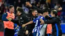 Para pemain Deportivo Alaves merayakan kemenangan timnya atas Real Madrid pada pertandingan lanjutan La Liga Spanyol di stadion Mendizorroza, di Vitoria (6/10). Madrid takluk 1-0 Deportivo Alaves. (AP Photo/Alvaro Barrientos)