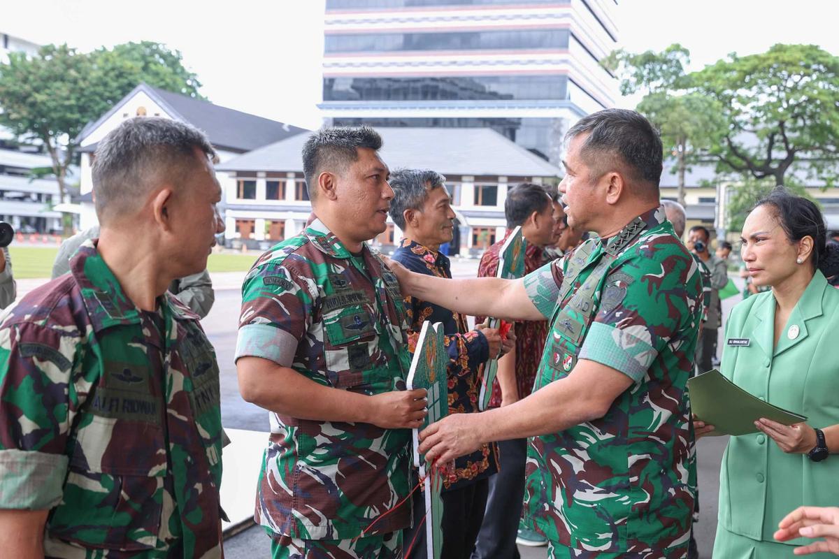 FOTO: Kasad Tegaskan Keluarga Prajurit Gugur Tetap Bagian Keluarga Besar TNI AD