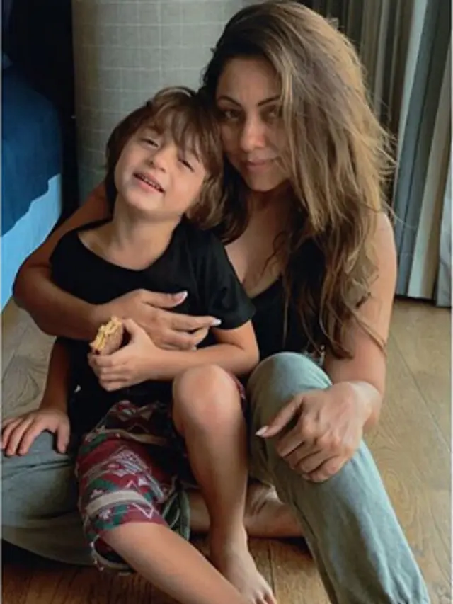 [Bintang] AbRam Khan dan Gauri Khan