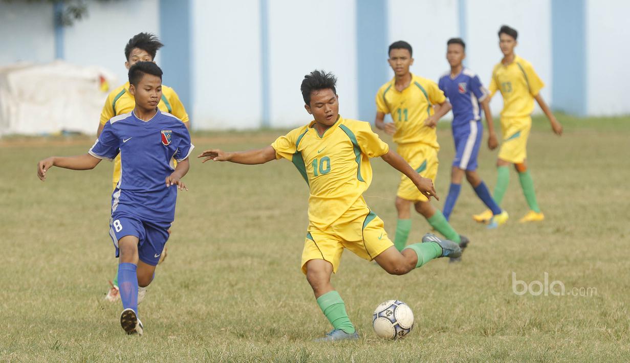 Pemain Persija U-17, Denasandi, menendang bola saat pertandingan melawan PCM di Stadion Cendrawasih, Jakarta, Senin, (24/7/2017). Persija Muda gagal lolos fase grup Piala Suratin setelah bermain imbang 1-1 melawan PCM. (Bola.com/M Iqbal Ichsan)