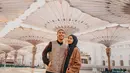 Pasangan Vidi Aldiano dan Sheila Dara menunjukkan gaya yang lebih stylish namun tetap sopan selama umrah. Dalam salah satu potret, mereka tampil dalam gaya layering dengan warna earth tone yang lembut, memberikan kesan alami dan hangat.