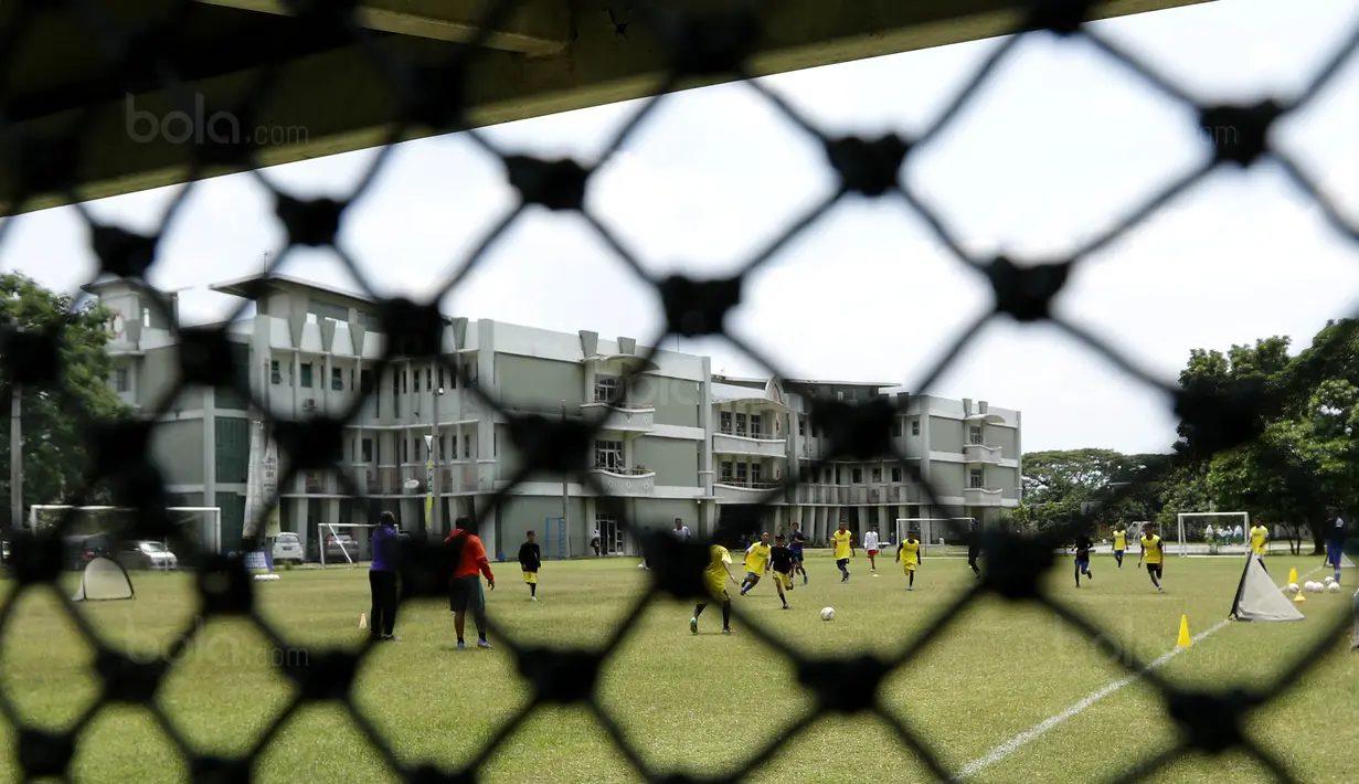 Para pemain SSB Tulehu Putra saat mengikuti pelatihan bersama mantan pelatih Indonesia, Jacksen F. Tiago di Brazilian Soccer School, Bekasi, Kamis (7/12/2017). Sebanyak 13 anak Maluku ikut pelatihan Liga Remaja UC News. (Bola.com/M Iqbal Ichsan)