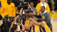 Para pemain Los Angeles Lakers memeluk Kobe Bryant usai pertandingan antara Lakers melawan Utah Jazz di Staples Center, AS, (13/4).Pertandingan kali  ini merupakan yang terakhir bagi Kobe Bryant. (Gary A. Vasquez-USA TODAY Sports)