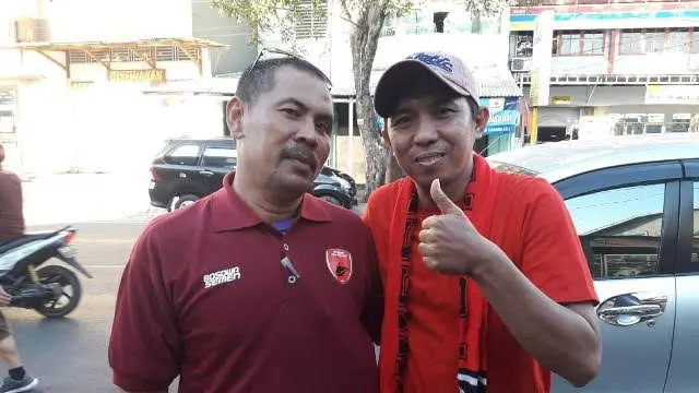 Anwar Liko (kiri)