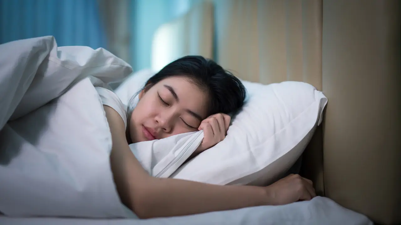 Perempuan tidur sehabis aktivitas