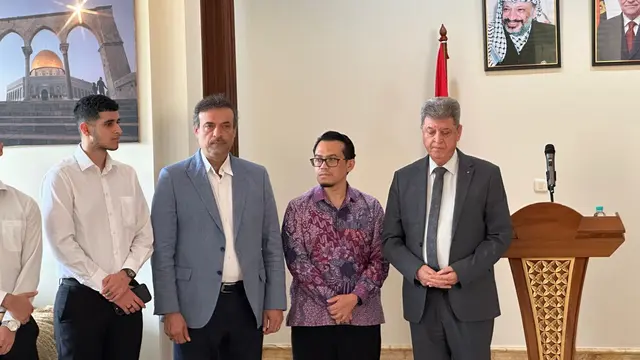 Duta Besar Palestina untuk Indonesia Zuhair al-Shun (paling kanan) dalam acara "Dukungan untuk Gaza dan tahanan Palestina" di kediamannya di Jakarta, Selasa (6/8/2024). (Liputan6/Benedikta Miranti)