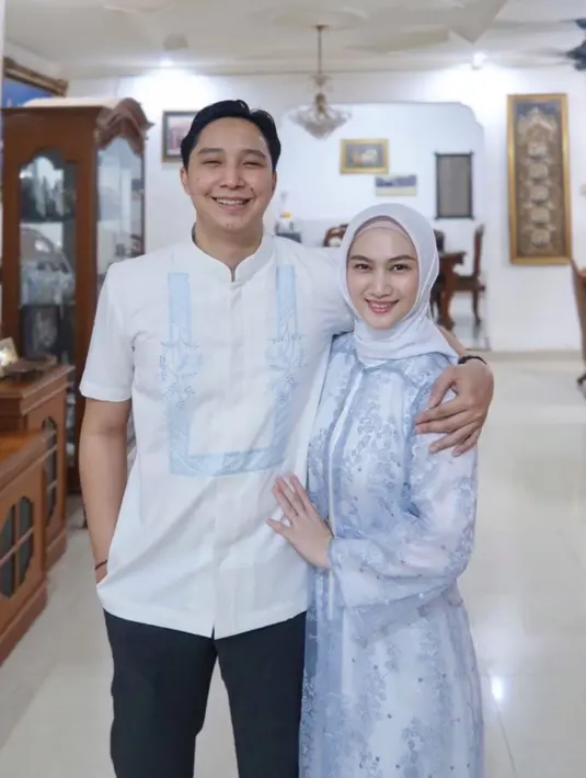 <p>Outfit couple dengan pasangan, gamis dan baju koko motif senada sangat cocok digunakan. Hari raya terasa lebih syahdu dengan pilihan warna biru muda seperti Melody. [Instagram/melodylaksani92] Penulis: Mufiidaanaiilaa A.S</p>