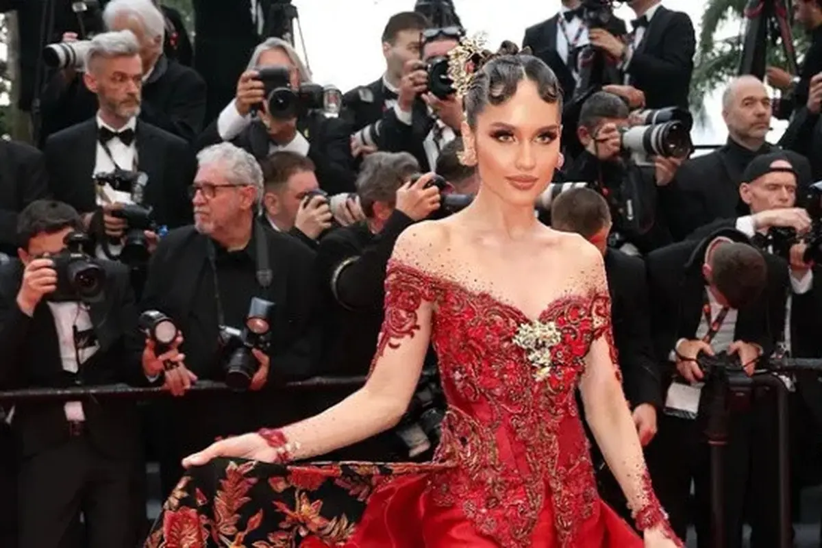 Model kebaya Cinta Laura saat di Red carpet Cannes 2025 [@claurakiehl)