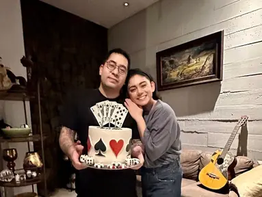 Di saat kebersamaan Thalita Latief dan Ichsan jadi sorotan, tak sedikit netizen yang melihat potret Thalita. Meski sudah berusia 34 tahun, Thalita Latief terlihat awet muda. Bahkan ia sempat bikin takjub usai menurunkan berat badan hingga 26 kilogram.(Sumber: Instagram/IG/@thalitalatief).