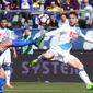 Pemain sayap Napoli, Dries Mertens, diperebutkan Inter Milan dan Manchester United (MU). (Claudio Giovannini/ANSA via AP)