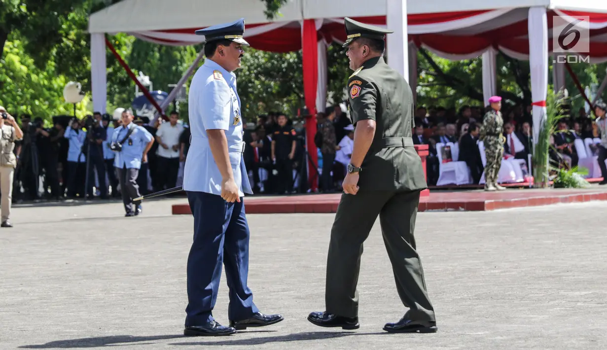 Jenderal TNI Gatot Nurmantyo dan Marsekal TNI Hadi Tjahjanto dalam upacara serah terima jabatan Panglima TNI di Mabes TNI Cilangkap, Sabtu (9/12). Sertijab ditandai dengan penyerahan secara resmi tongkat komando Panglima TNI. (Liputan6.com/Faizal Fanani)