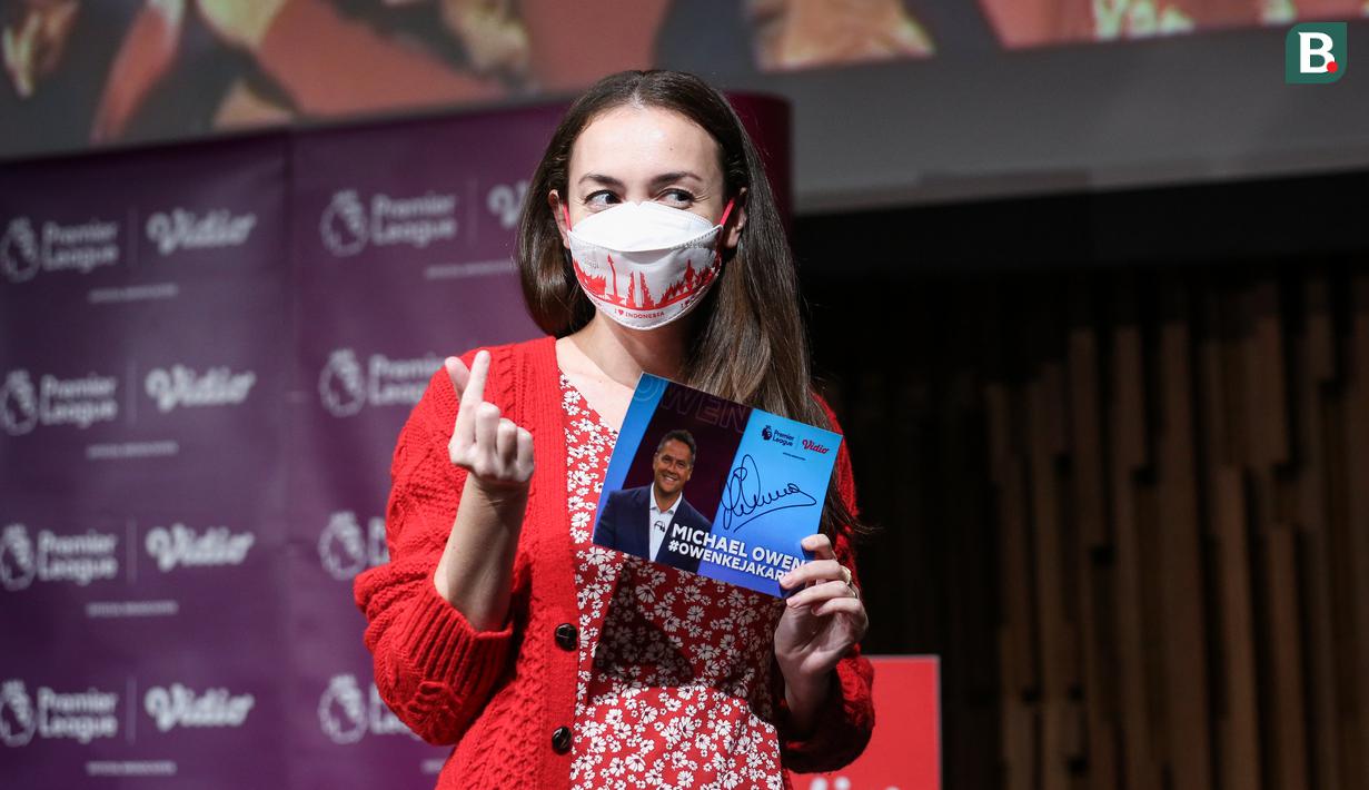 <p>Publik figur, Rianti Cartwright berpose sambil menunjukkan tandatangan Michael Owen saat acara Meet and Greet with Michael Owen di SCTV Tower, Senayan, Jakarta, Minggu (21/08/2022). (Bola.com/Bagaskara Lazuardi)</p>
