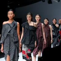 Rancangan batik lurik Lulu Lutfi Labibi di JFW 2018. (Photographer: Daniel Kampua/Bintang.com)
