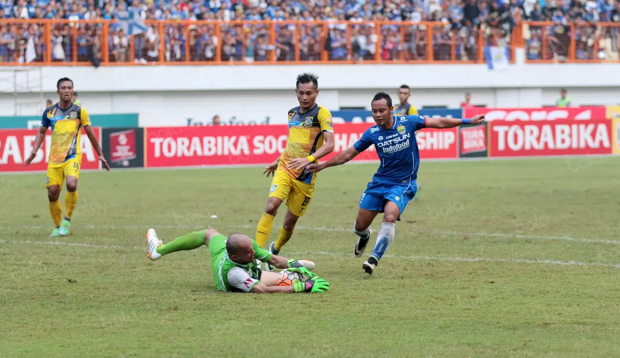 Pemain Persib Bandung, Atep dihadang kiper Persiba Balikpapan, Alfonsius Kevlan pada lanjutan Torabika SC 2016 di Stadion Wibawa Mukti, Cikarang, Sabtu (1/10/2016). (Bola.com/Nicklas Hanoatubun)