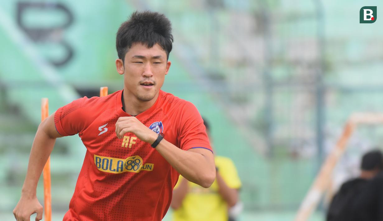 Sebagai seorang gelandang tengah Rensi Yamaguchi cukup disiplin. Pemain asal Jepang itu sebelumnya sudah sering bermain di Asia Tenggara, seperti Thailand, Laos, dan Singapura. Ia bisa lebih cepat beradaptasi. (Foto Bola.com/Iwan Setiawan)