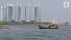 Seorang nelayan mencari ikan di kawasan Pulau G Reklamasi, Muara Angke, Jakarta Utara, Kamis (31/10/2019). Para nelayan di Muara Angke mengeluhkan keberadaan Pulau G yang kerap kali mengganggu aktivitas melaut mereka. (Liputan6.com/Herman Zakharia)