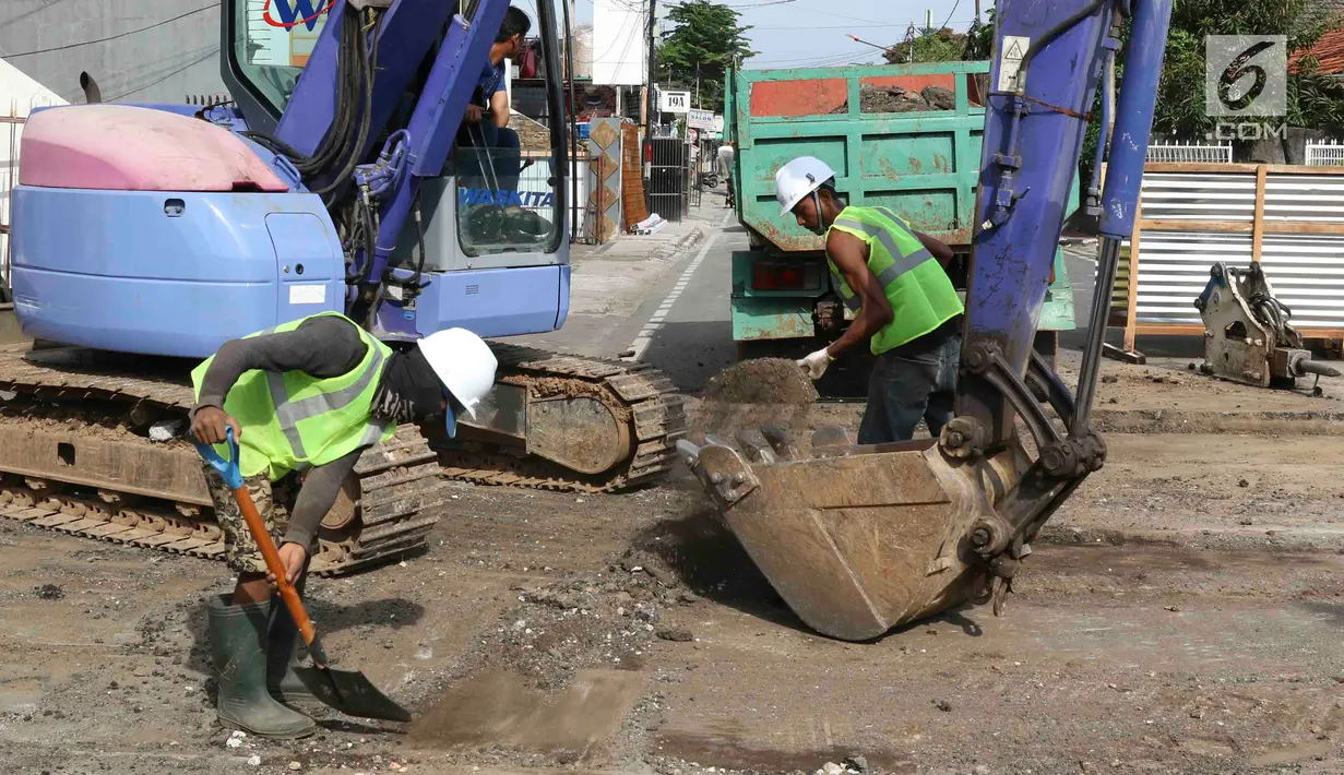 Pekerja menyelesaikan proyek sodetan Kali Ciliwung di Jalan Otista III, Jatinegara, Jakarta, Rabu (5/12). Proyek tersebut untuk memperkuat dan memperbaiki struktur jalan di atas sodetan Kali Ciliwung. (Liputan6.com/Immanuel Antonius)