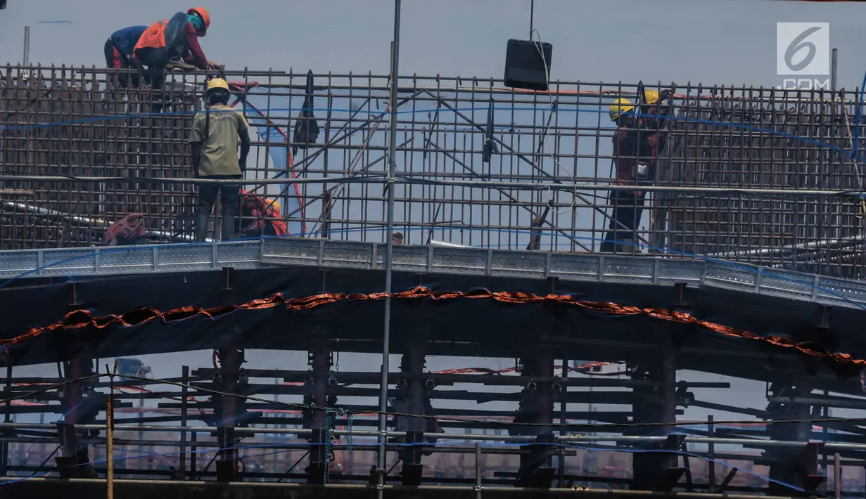 Pekerja konstruksi menyelesaikan pembangunan LRT Jabodebek rute Cawang-Dukuh Atas di Cawang, Jakarta, Jumat (8/3). Kementerian PUPR mengungkapkan ada sejumlah tantangan di sektor jasa konstruksi pada era Revolusi Industri 4.0. (Liputan6.com/Faizal Fanani)