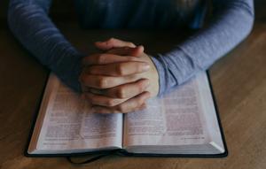 Ilustrasi Alkitab, berdoa, kristiani. (Photo by Patrick Fore on Unsplash)