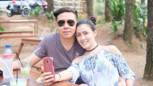 Suami Rey Utami Luncurkan Video Klip Untuk Sang Istri Showbiz Liputan6 Com