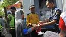 Petugas tampak memberikan daging kepada warga, Jakarta, Minggu (21/6/2015). Operasi Pasar diluncurkan Kemendag untuk membantu warga mendapatkan beras dan daging murah saat Ramadan. (Liputan6.com/Herman Zakharia)