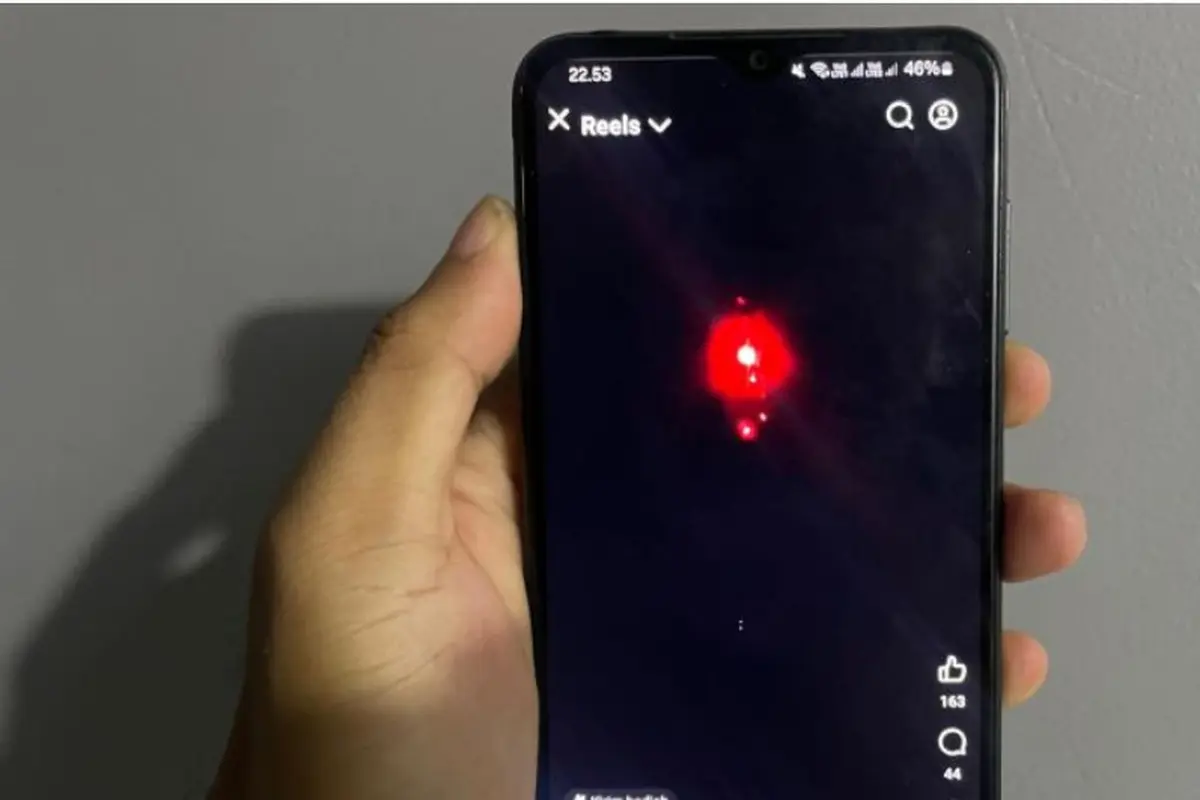 Warga menunjukkan cuplikan video viral terkait fenomena suara dentuman keras disertai kemunculan bola api di langit Cirebon