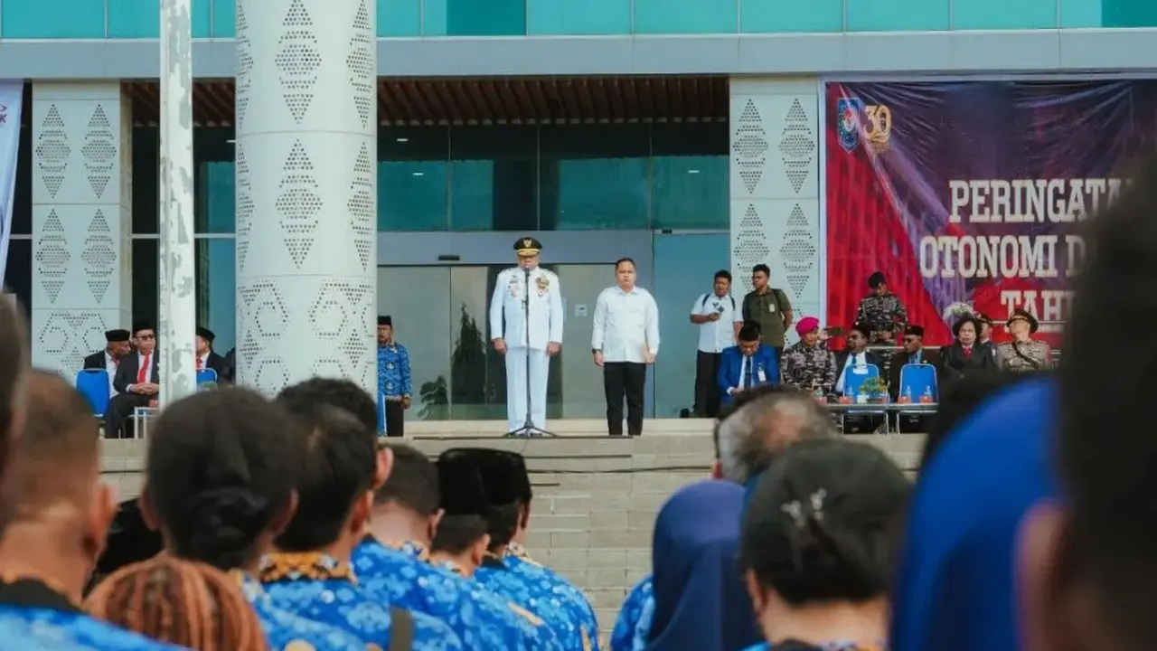 Gubernur Papua Matius D Fakhiri memimpin upacara Hari Otonomi Khusus Daerah di Halaman Kantor Gubernur Papua di Kota Jayapura.