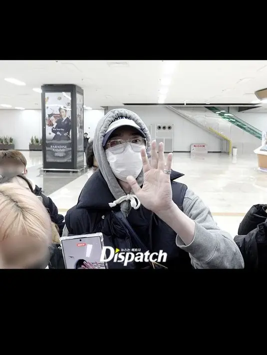 <p>Dari pesan tersebut, banyak yang menduga Lee Jong Suk sudah punya kekasih. (Foto: Instagram.com/koreadispatch)</p>