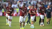 Crysencio Summerville dari West Ham United, kiri, dan rekan-rekan setimnya bertepuk tangan kepada para penggemar setelah peluit akhir pertandingan Liga Inggris antara West Ham dan Leeds United, di London, Minggu, 24 Mei 2026. (Peter Tarry/PA via AP)