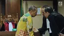 Ketua Pengadilan Tinggi Manado, Sudiwardono (kedua kiri) berbincang dengan tim kuasa hukumnya saat mengikuti sidang di Pengadilan Tipikor, Jakarta, Rabu (28/2). Sudiwardono didakwa menerima suap dari Aditya A Moha. (Liputan6.com/Helmi Fithriansyah)
