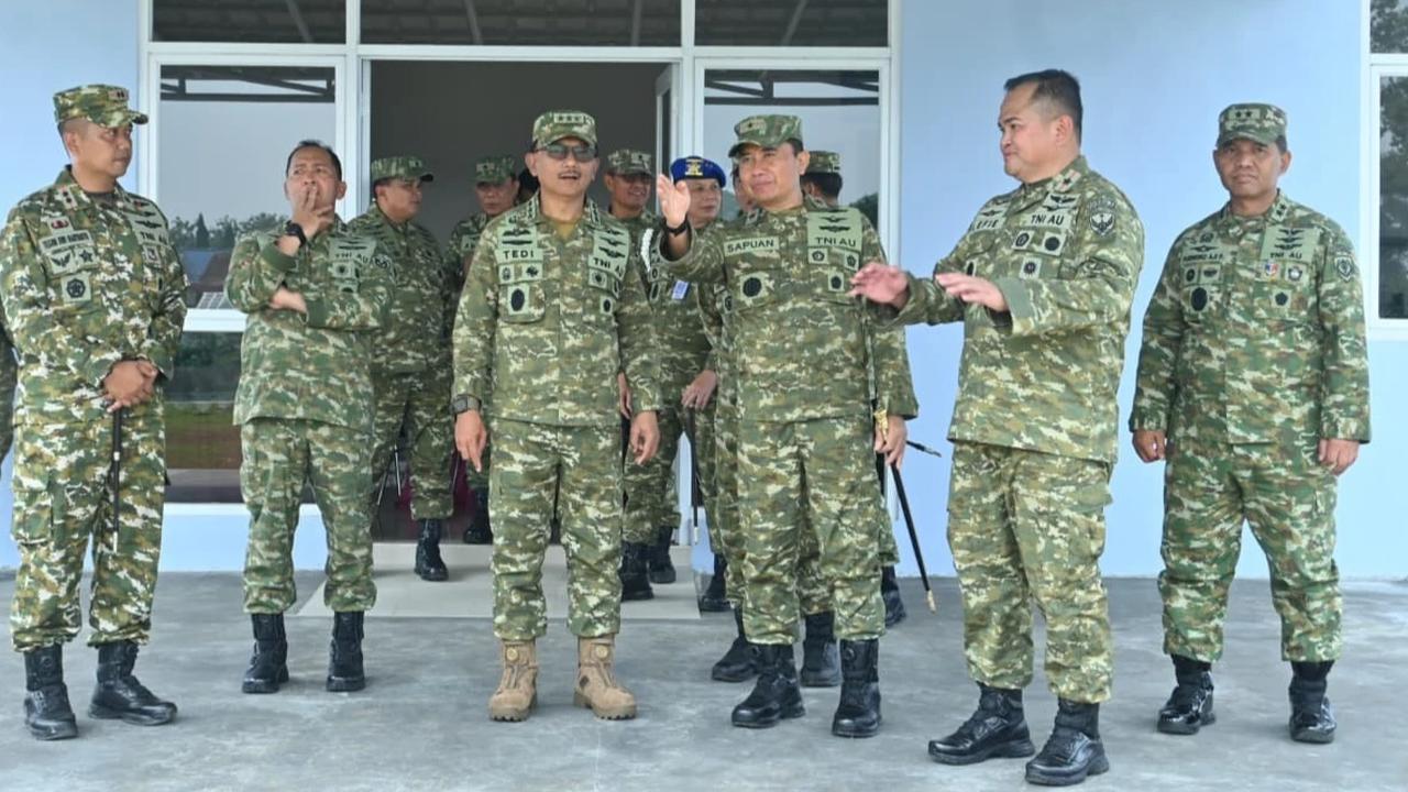 FOTO: Wakasau Tinjau Kesiapan Operasional Lanud R Suryadi Suryadarma