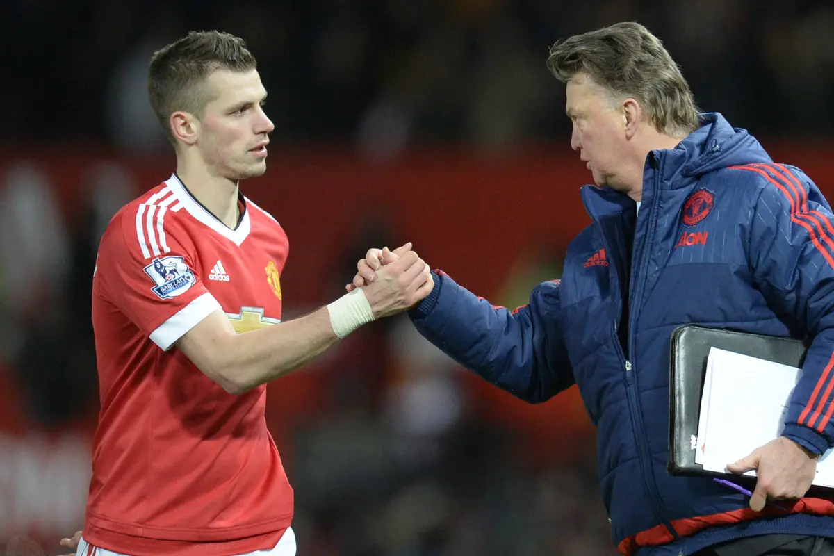 Louis van Gaal Tinggalkan MU dengan Kepala Tegak