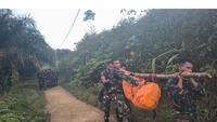 Evakuasi delapan korban Helikopter PK CFX di Bukit Puntak Sekadau rampung. Prajurit TNI tempuh medan ekstrem enam jam sambil memikul kantong jenazah. Kotak hitam aman diselidiki. (Liputan6.com/Aceng Mukaram)