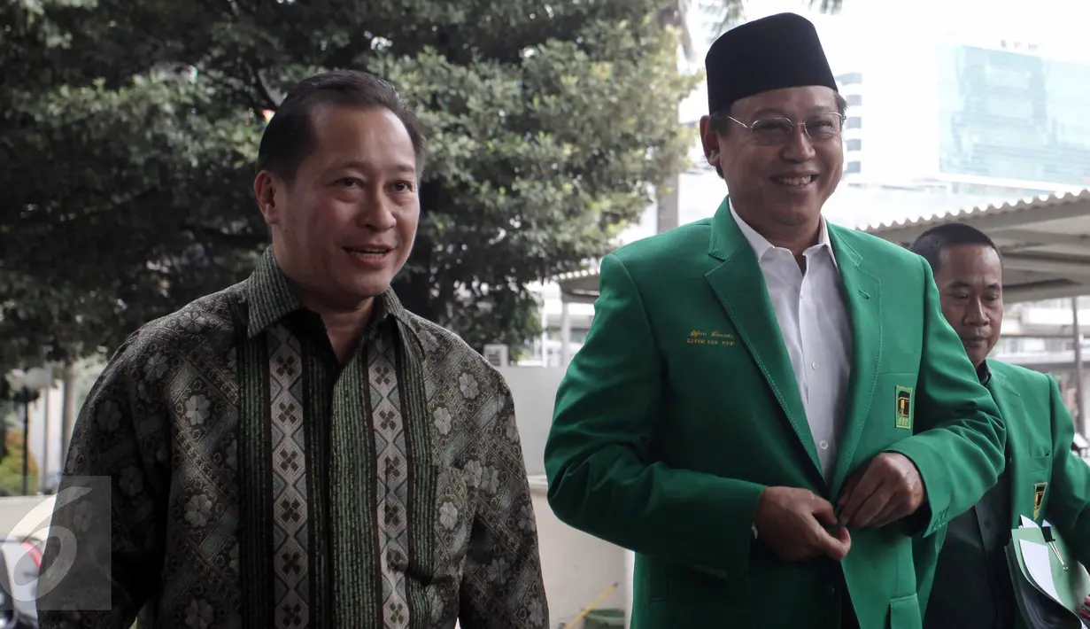 Ketua Umum PPP, Djan Faridz (kanan), dan pengurus kubunya menyambangi Gedung KPK untuk meminta penangguhan penahanan atas tokoh senior partainya, mantan Ketua Umum PPP Suryadharma Ali, Jakarta, Senin (15/6/2015). (Liputan6.com/Helmi Afandi)