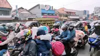 Suasana Arus Balik Lebaran 2022 pemudik memadati ruas arteri Pantura Cirebon. Foto (Liputan6.com / Panji Prayitno)