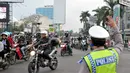 Di sepanjang Jalan Kalimalang tampak mendapatkan penjagaan dari pihak kepolisian, Jakarta, Kamis (24/7/14). (Liputan6.com/Panji Diksana)