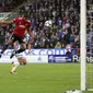 Striker Manchester United, Marcus Rashford, menyundul bola saat melawan Huddersfield Town pada laga Premier League di Stadion The John Smith's, Sabtu (21/10/2017). Huddersfield Town menang 2-1 atas Manchester United. (AP/Nigel French)