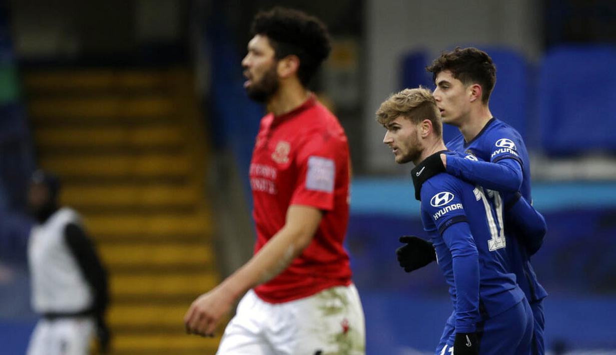 Striker Chelsea, Timo Werner, melakukan selebrasi bersama Kai Havertz usai mencetak gol ke gawang Morecambe pada laga Piala FA di Stadion Stamford Bridge, Minggu (10/1/2021). Chelsea menang dengan skor 4-0. (AP/Matt Dunham)