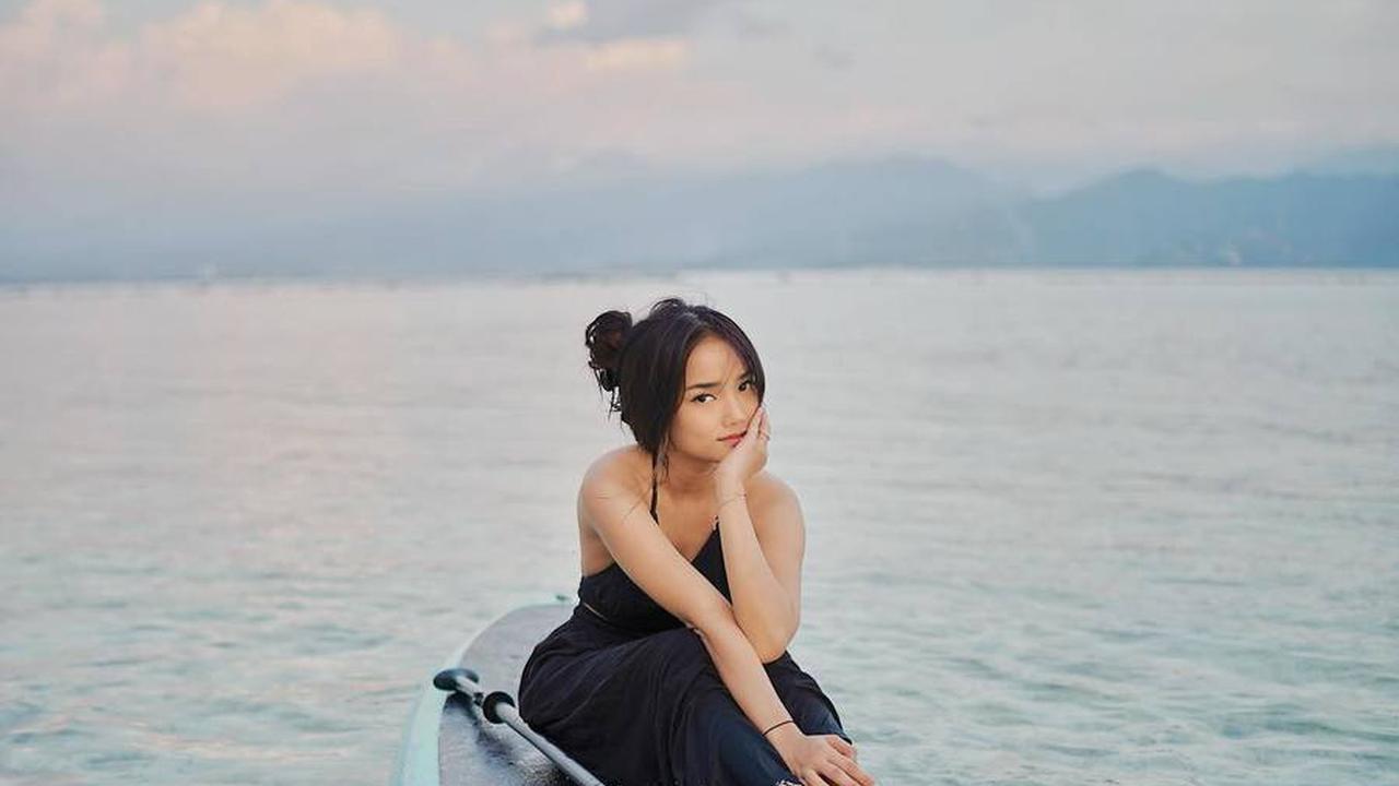 Tak hanya itu, Fuji juga terlihat memukau ketika berpose di atas paddle board, menunjukkan pesonanya yang semakin memikat dan menyala.<br>