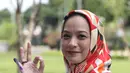 Anggota DPR dari Partai Gerindra untuk Daerah Pemilihan Jawa Barat II itu menunjukkan jari yang telah dicelupkan dalam tinta yang menandai selesai menggunakan hak pilihnya. (Nurwahyunan/Bintang.com)